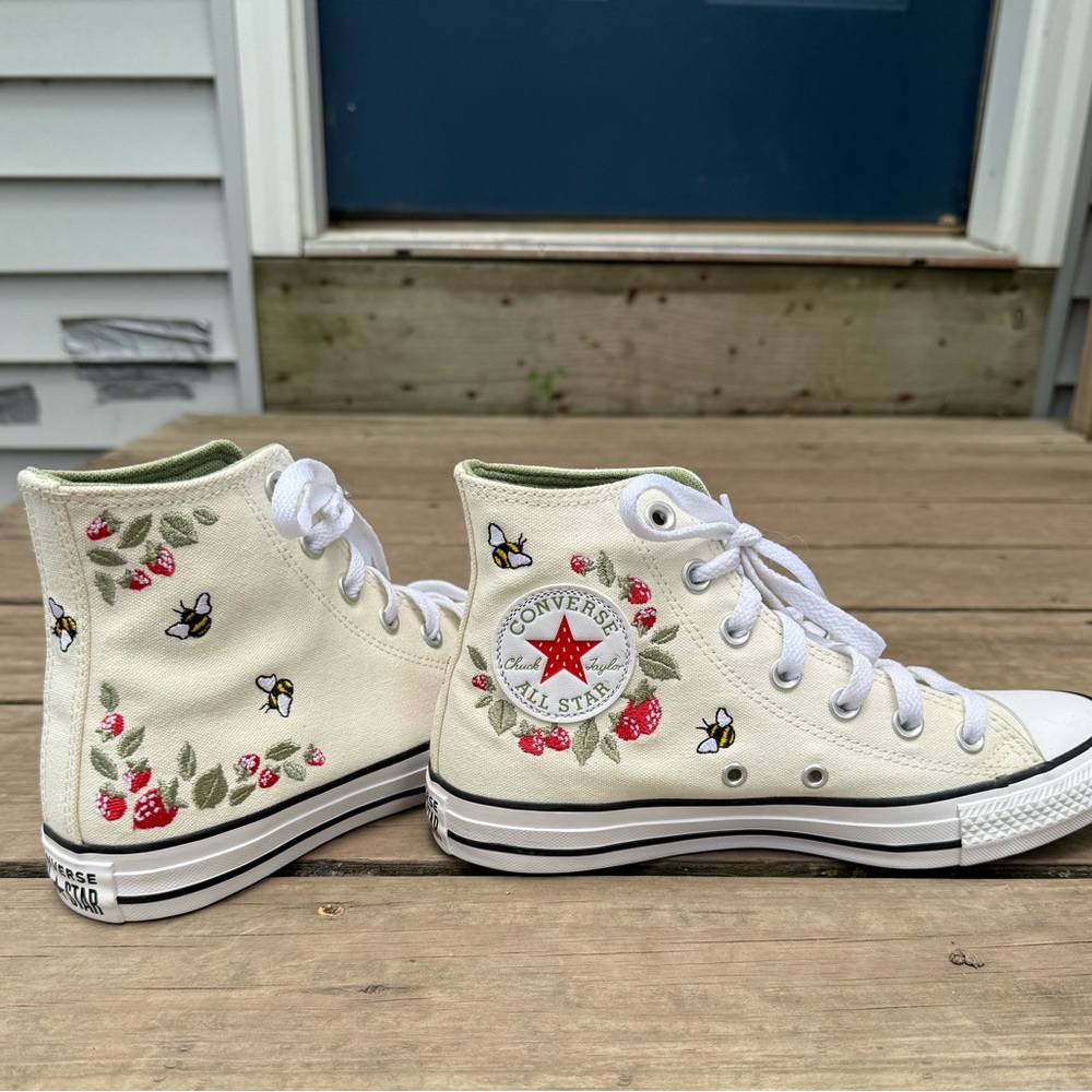 Berries & Bees high top All Star Chuck Taylor Converse